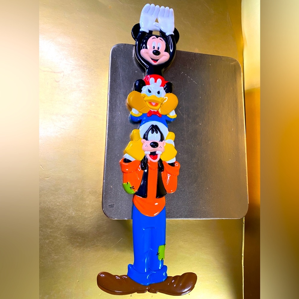 WALT DISNEY WORLD SOUVENIR MICKEY MOUSE DONALD DUCK GOOFY 3-D BACKSCRATCHER